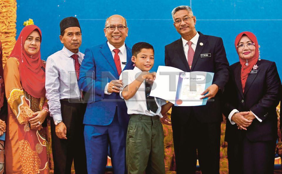 Anugerah Murid Unggul diberi kepada 'Syukur The Kampung Boy'